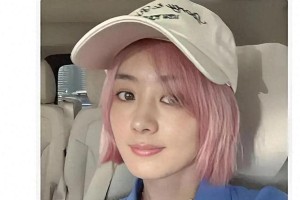 赵丽颖粉色挑染短发逆龄美学：37岁素颜惊艳全网