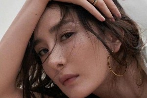 杨幂14本杂志封面大片：雀斑妆与居家风穿搭技巧