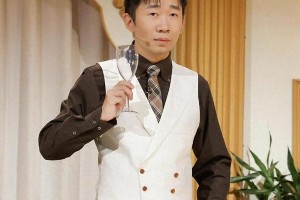 何炅50岁生日引爆热搜：谢娜卡点失败，杨迪小作文，李晟争议中送祝福