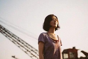 《向阳花》：女性视角下的现实救赎与希望