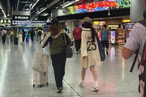 杨幂低调赴港探望女儿小糯米 践行高质量陪伴育儿观