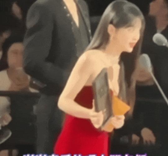 田曦薇领奖现场