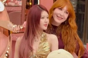 赵露思金色高定造型惊艳上海，Charlotte Tilbury活动引热议