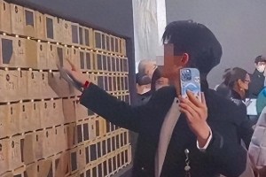 微博之夜明星互送礼：田曦薇粘毛器成笑点，张颂文紫竹惊艳全场