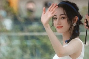 迪丽热巴尴尬瞬间秒变忙人，真实反应萌翻粉丝