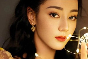 迪丽热巴臭美被抓包，真实反应太可爱