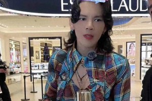 向佐奇装异服引热议，鸡蛋饼造型成焦点